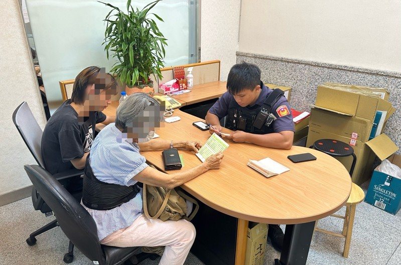挨詐老婦搭約30分鐘車程的計程車,從公館鄉跨鄉鎮到頭份市要提領120萬元交付給詐騙集團,幸警方及時獲報到場勸阻,替老婦保住最後的積蓄。圖/警方提供 挨詐老婦搭約30分鐘車程的計程車,從公館鄉跨鄉鎮到頭份市要提領120萬元交付給詐騙集團,幸警方及時獲報到場勸阻,替老婦保住最後的積蓄。圖/警方提供