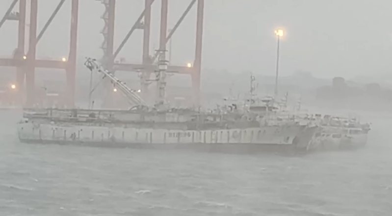 高雄前鎮漁港今天上午7時許,有9艘100噸級以上遠洋漁船斷纜飄向旗津。圖/讀者提供 高雄前鎮漁港今天上午7時許,有9艘100噸級以上遠洋漁船斷纜飄向旗津。圖/讀者提供