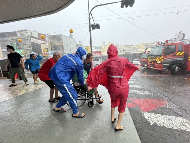 屏東縣東港鎮安泰醫院今天清晨傳出火警,消防局派出11個分隊的消防隊員前往救援,現場醫護及工作人員緊急疏散病患,並安排轉送其它醫院。記者黃義書/攝影 屏東縣東港鎮安泰醫院今天清晨傳出火警,消防局派出11個分隊的消防隊員前往救援,現場醫護及工作人員緊急疏散病患,並安排轉送其它醫院。記者黃義書/攝影