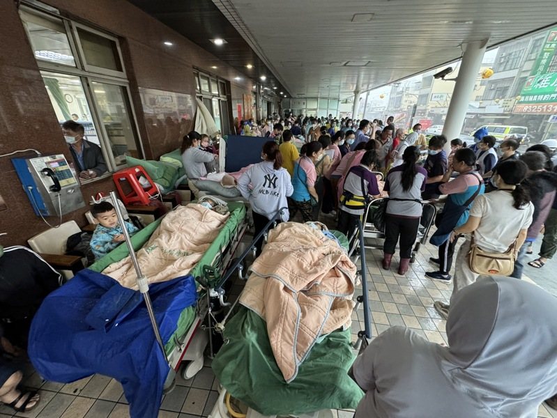 屏東縣東港鎮安泰醫院今天清晨傳出火警,消防局派出11個分隊的消防隊員前往救援,現場醫護及工作人員緊急疏散病患,並安排轉送其它醫院。記者黃義書/攝影 屏東縣東港鎮安泰醫院今天清晨傳出火警,消防局派出11個分隊的消防隊員前往救援,現場醫護及工作人員緊急疏散病患,並安排轉送其它醫院。記者黃義書/攝影