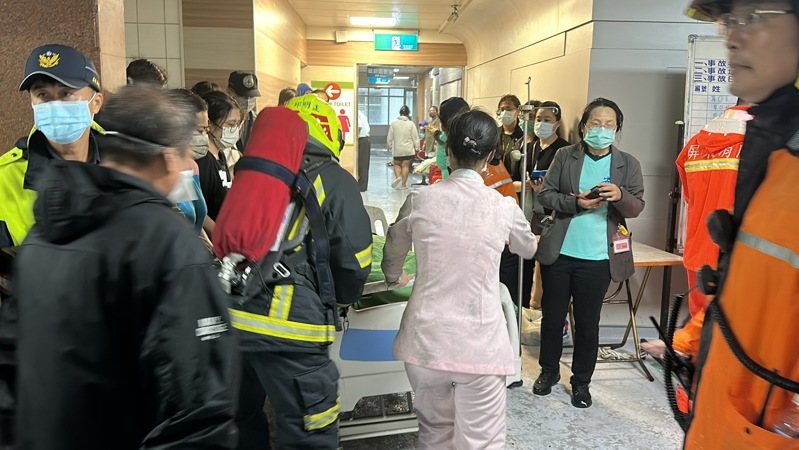 無生命跡象病患被推下樓時,家屬見狀嚎啕大哭。記者劉星君/攝影 無生命跡象病患被推下樓時,家屬見狀嚎啕大哭。記者劉星君/攝影