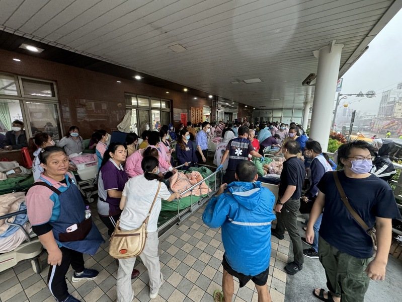 屏東縣東港鎮安泰醫院今天清晨傳出火警,消防局派出11個分隊的消防隊員前往救援,現場醫護及工作人員緊急疏散病患,並安排轉送其它醫院。記者黃義書/攝影 屏東縣東港鎮安泰醫院今天清晨傳出火警,消防局派出11個分隊的消防隊員前往救援,現場醫護及工作人員緊急疏散病患,並安排轉送其它醫院。記者黃義書/攝影