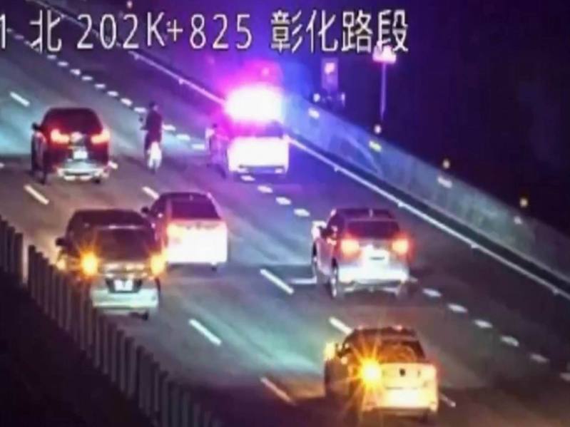 一名76歲阿伯今天凌晨騎機車誤上國道一號,從台中一路南下彰化騎了近十公里,被國道警察護送攔下。圖/翻攝自高公局1968即時路況網 一名76歲阿伯今天凌晨騎機車誤上國道一號,從台中一路南下彰化騎了近十公里,被國道警察護送攔下。圖/翻攝自高公局1968即時路況網