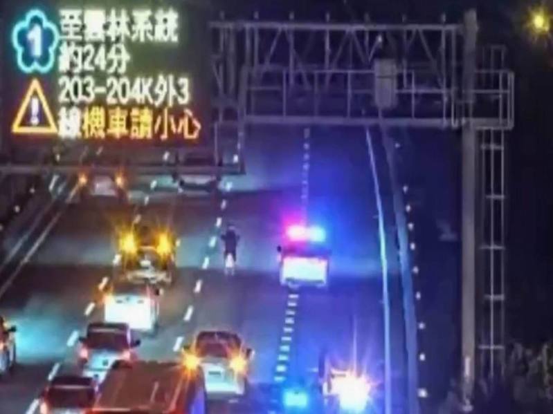 一名76歲阿伯今天凌晨騎機車誤上國道一號,從台中一路南下彰化騎了近十公里,被國道警察護送攔下。圖/翻攝自高公局1968即時路況網 一名76歲阿伯今天凌晨騎機車誤上國道一號,從台中一路南下彰化騎了近十公里,被國道警察護送攔下。圖/翻攝自高公局1968即時路況網