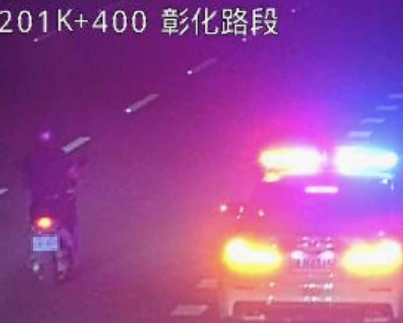 一名76歲阿伯今天凌晨騎機車誤上國道一號,從台中一路南下彰化騎了近十公里,被國道警察護送攔下。圖/翻攝自高公局1968即時路況網 一名76歲阿伯今天凌晨騎機車誤上國道一號,從台中一路南下彰化騎了近十公里,被國道警察護送攔下。圖/翻攝自高公局1968即時路況網