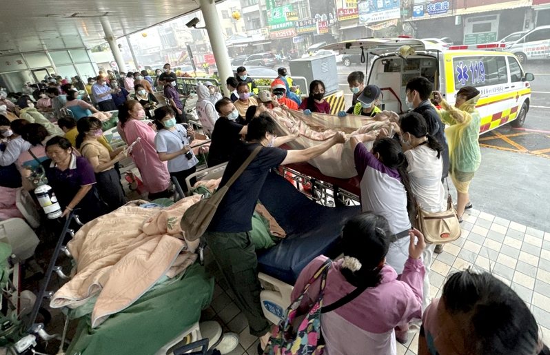 屏東縣東港鎮安泰醫院今天清晨傳出火警，消防局派出11個分隊的消防隊員前往救援，現場醫護及工作人員緊急疏散病患，並安排轉送其它醫院。記者黃義書／攝影