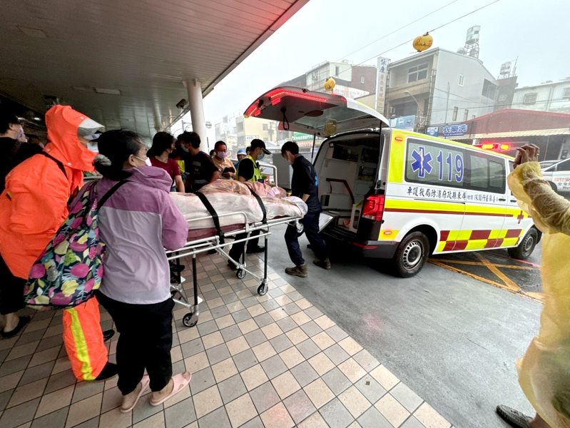屏東縣東港鎮安泰醫院今天清晨傳出火警，衛生局啟動大量傷患機制，聯繫鄰近責任醫院協助收治。記者黃義書／攝影