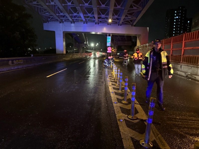 鄭男今天開小貨車行經水源快速道路，因打滑自撞送醫救治。記者翁至成／翻攝