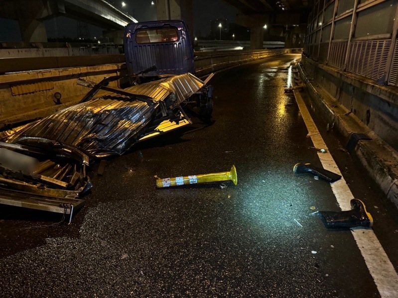 鄭男今天開小貨車行經水源快速道路，因打滑自撞送醫救治。記者翁至成／翻攝