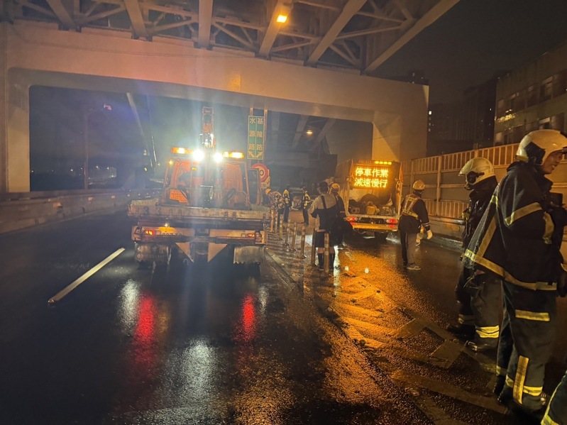 鄭男今天開小貨車行經水源快速道路，因打滑自撞送醫救治。記者翁至成／翻攝