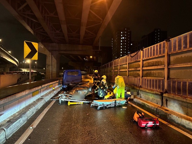 鄭男今天開小貨車行經水源快速道路，因打滑自撞送醫救治。記者翁至成／翻攝