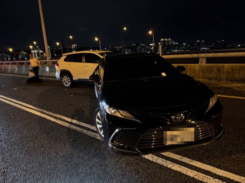 國道1號五楊高架南向51.5公里昨晚發生一輛小客車遭後車追撞,駕駛下車拿取故障警告標誌時又再遭後方2車撞上,造成4車毀損。記者周嘉茹/翻攝 國道1號五楊高架南向51.5公里昨晚發生一輛小客車遭後車追撞,駕駛下車拿取故障警告標誌時又再遭後方2車撞上,造成4車毀損。記者周嘉茹/翻攝
