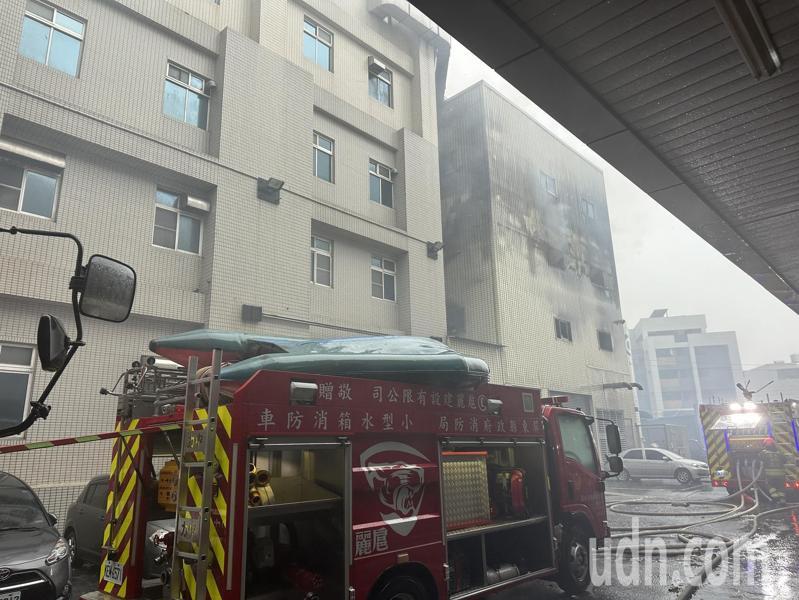 屏東東港安泰醫院大火，起火地點動力大樓。記者劉星君／攝影