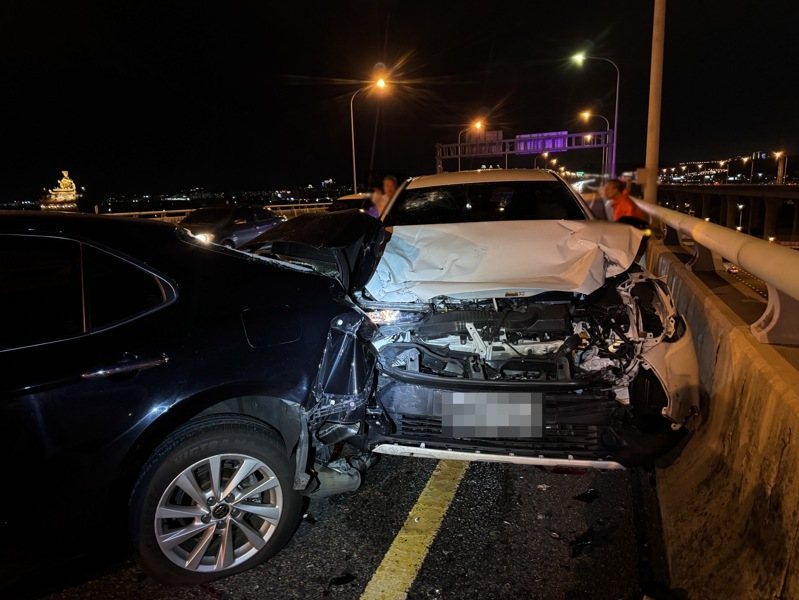 國道1號五楊高架南向51.5公里昨晚發生一輛小客車遭後車追撞,駕駛下車拿取故障警告標誌時又再遭後方2車撞上,造成4車毀損。記者周嘉茹/翻攝 國道1號五楊高架南向51.5公里昨晚發生一輛小客車遭後車追撞,駕駛下車拿取故障警告標誌時又再遭後方2車撞上,造成4車毀損。記者周嘉茹/翻攝
