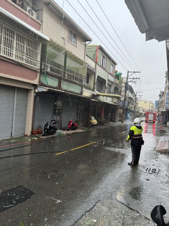 警方在現場戒護，避免其他人受傷。記者張議晨/翻攝
