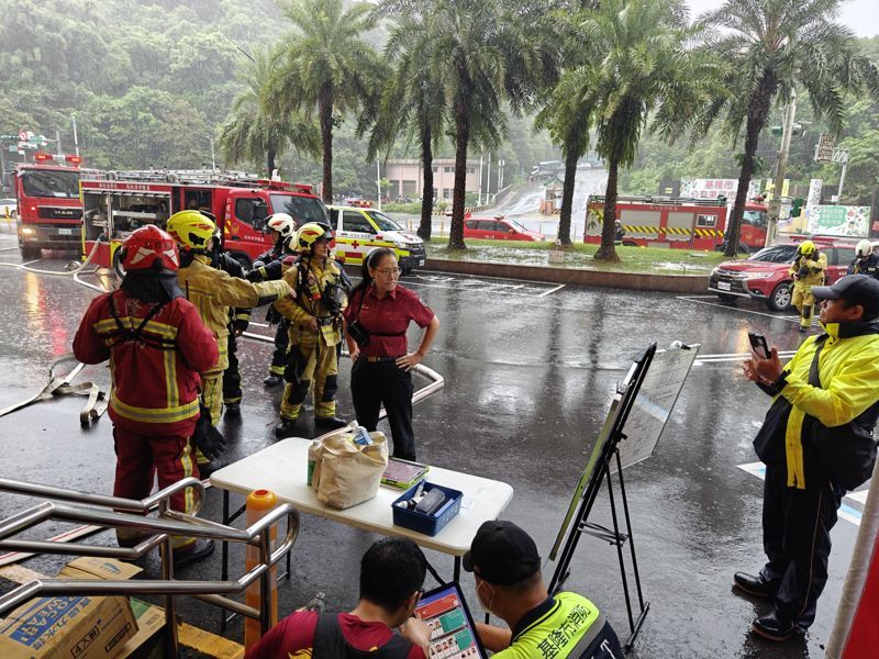 基隆長庚醫院火警13樓濃煙密布,血液透析病房疏散80人。記者游明煌/翻攝 基隆長庚醫院火警13樓濃煙密布,血液透析病房疏散80人。記者游明煌/翻攝