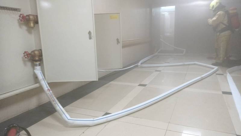 基隆長庚醫院火警13樓濃煙密布,血液透析病房疏散80人。記者游明煌/翻攝 基隆長庚醫院火警13樓濃煙密布,血液透析病房疏散80人。記者游明煌/翻攝