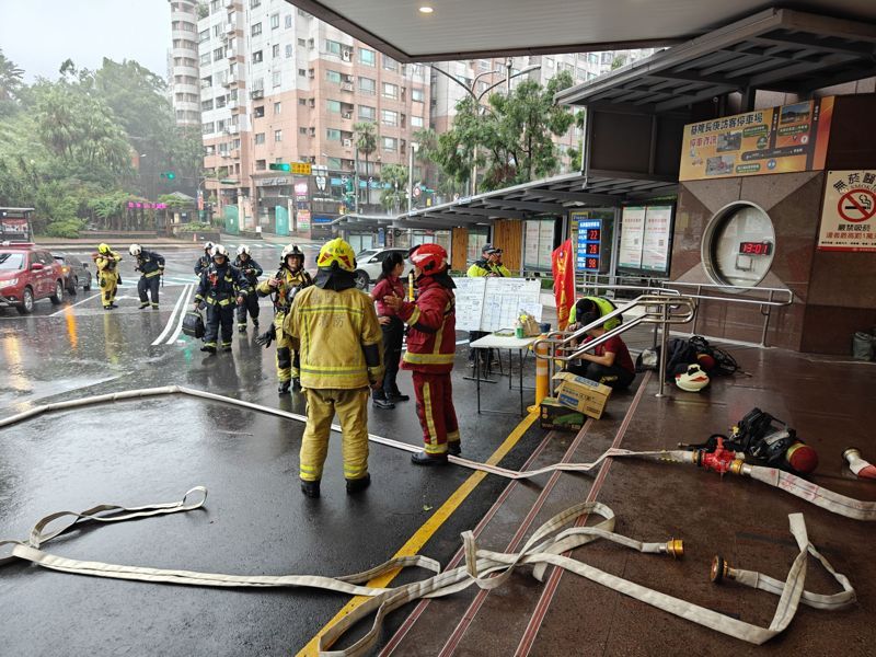 基隆長庚醫院火警13樓濃煙密布,血液透析病房疏散80人。記者游明煌/翻攝 基隆長庚醫院火警13樓濃煙密布,血液透析病房疏散80人。記者游明煌/翻攝