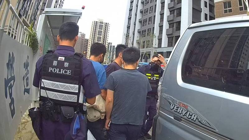 桃園一名司機昨受託開車載著3名移工要到工地，途中巡邏員警見車輛在日光路徘徊且轉彎沒打方向燈上前攔查，一靠近發現車內多名移工準備開門想下車，立即擋住左右側，一查果然3名乘客皆為失聯移工。記者周嘉茹／翻攝
