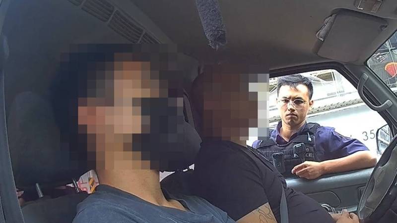 桃園一名司機昨受託開車載著3名移工要到工地，途中巡邏員警見車輛在日光路徘徊且轉彎沒打方向燈上前攔查，一靠近發現車內多名移工準備開門想下車，立即擋住左右側。記者周嘉茹／翻攝