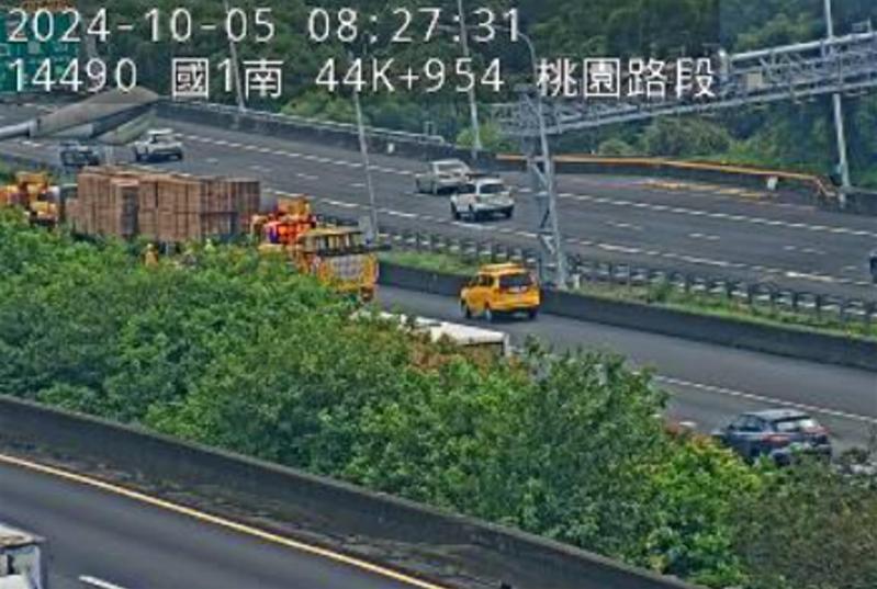 國1北上44.9公里處，林口2前的外線車道，發生2輛大貨車追撞事故。圖／取自高公局1968即時路況影像