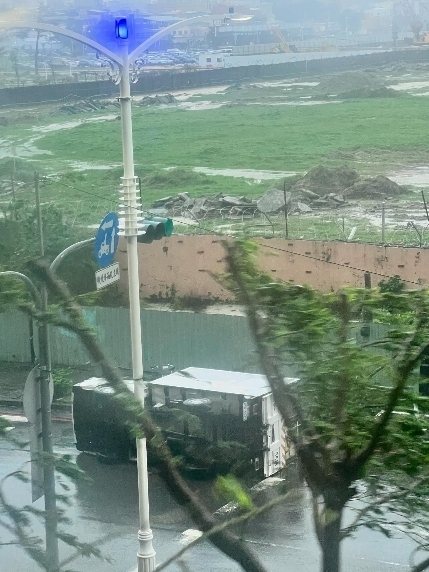 山陀兒颱風超強風雨驚人，近午時分登陸高雄，一輛小貨車行經前鎮區光華三路時，遭強風吹翻，馮姓駕駛受困車中。圖／取自Threads