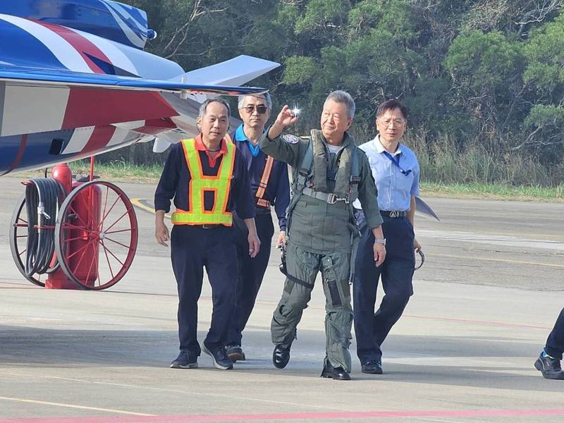 漢翔董事長胡開宏(舉右手者)去年領軍,將4架勇鷹一次飛往台東空軍基地,完成年度飛交17架的合約目標。本報資料照 漢翔董事長胡開宏(舉右手者)去年領軍,將4架勇鷹一次飛往台東空軍基地,完成年度飛交17架的合約目標。本報資料照