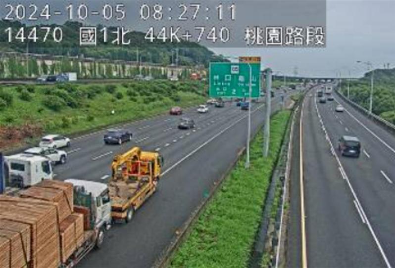 國1北上44.9公里處，林口2前的外線車道，發生2輛大貨車追撞事故。圖／取自高公局1968即時路況影像