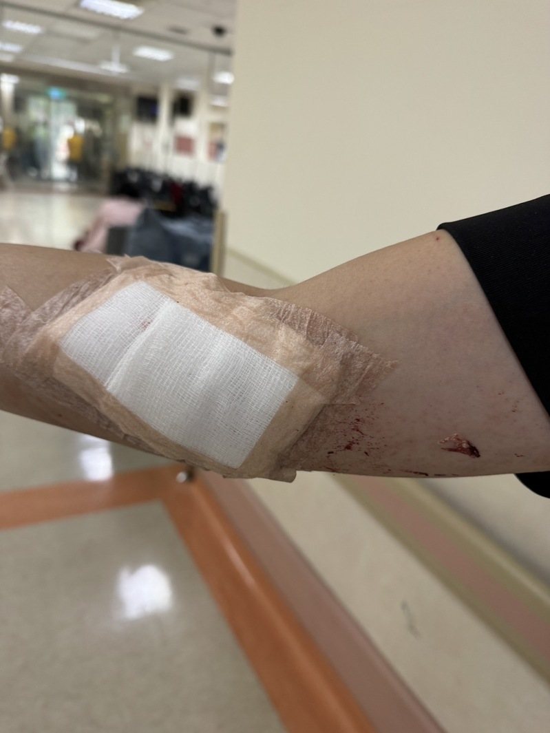 山陀兒颱風今午登陸高市小港區,強風吹落三民一警分局偵查隊落地玻璃窗,碎玻璃噴濺,割傷值班的鄭姓和林姓兩名偵查佐的手部和頭部,幸送醫包紮無大礙。記者石秀華/翻攝 山陀兒颱風今午登陸高市小港區,強風吹落三民一警分局偵查隊落地玻璃窗,碎玻璃噴濺,割傷值班的鄭姓和林姓兩名偵查佐的手部和頭部,幸送醫包紮無大礙。記者石秀華/翻攝