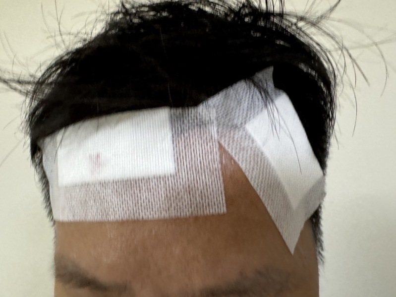 山陀兒颱風今午登陸高市小港區,強風吹落三民一警分局偵查隊落地玻璃窗,碎玻璃噴濺,割傷值班的鄭姓和林姓兩名偵查佐的手部和頭部,幸送醫包紮無大礙。記者石秀華/翻攝 山陀兒颱風今午登陸高市小港區,強風吹落三民一警分局偵查隊落地玻璃窗,碎玻璃噴濺,割傷值班的鄭姓和林姓兩名偵查佐的手部和頭部,幸送醫包紮無大礙。記者石秀華/翻攝