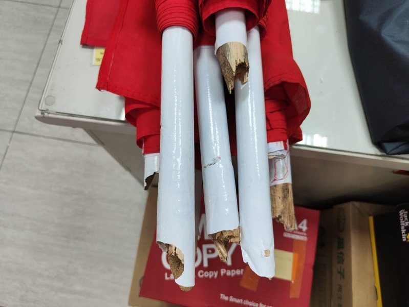 台中市張姓男子今天在北區的天橋涉嫌毀損國旗旗桿，被警方帶回法辦。記者陳宏睿／翻攝