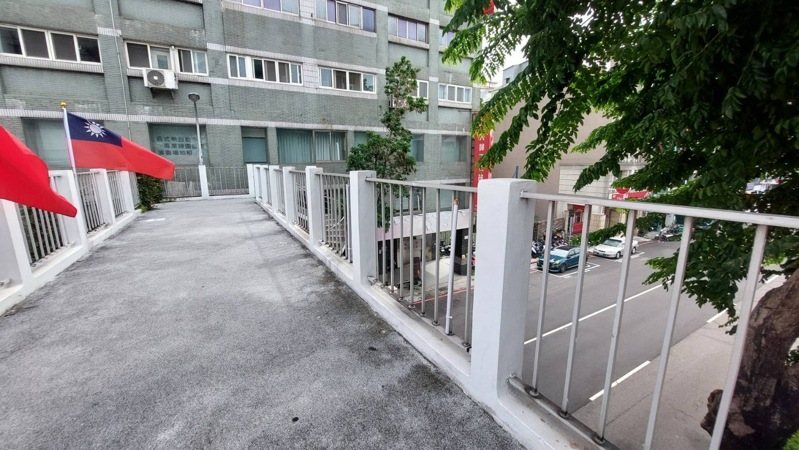 台中市張姓男子今天在北區的天橋涉嫌毀損國旗旗桿，被警方帶回法辦。記者陳宏睿／翻攝