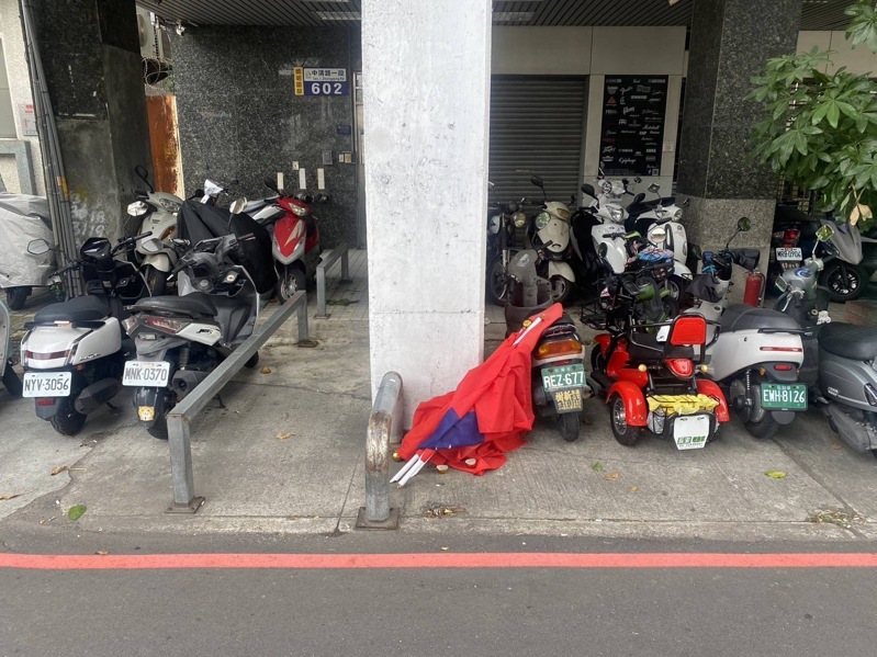 台中市張姓男子今天在北區的天橋涉嫌毀損國旗旗桿，被警方帶回法辦。記者陳宏睿／翻攝