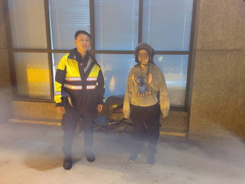 颱風山陀兒肆虐，昨晚桃園市蘆竹、大園等沿海地區風勢強勁，一名女騎士機車故障困在台61線，風雨交加之際所幸遇到巡邏員警解困，最終順利返家。記者周嘉茹／翻攝