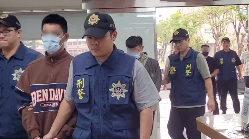 主嫌林男(咖啡色上衣)是陸軍,檢方向法院聲押禁見,涉案共犯鄞男(中、黃綠外套)是空軍,檢方6萬元交保、涉案江男(後方黑衣者)1萬元交保。圖/讀者提供 主嫌林男(咖啡色上衣)是陸軍,檢方向法院聲押禁見,涉案共犯鄞男(中、黃綠外套)是空軍,檢方6萬元交保、涉案江男(後方黑衣者)1萬元交保。圖/讀者提供