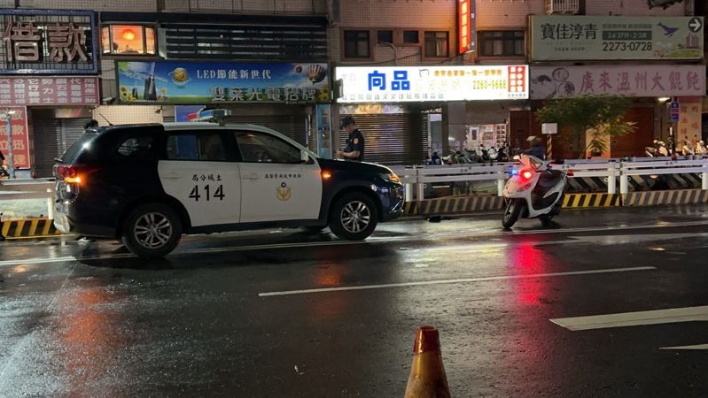 警方在現場採證並積極追緝在逃兇嫌。記者黃子騰/翻攝 警方在現場採證並積極追緝在逃兇嫌。記者黃子騰/翻攝